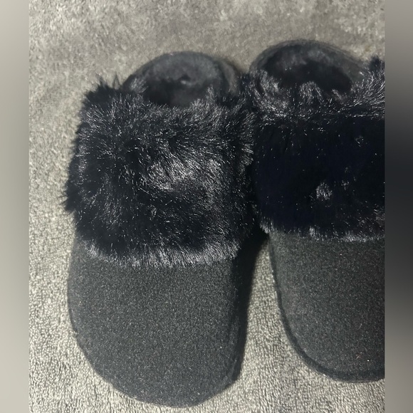 Crocs Black Wool Faux Fur Fuzzy Cozy Indoor Outdoor Clogs Slippers, Size 6, NEW! - Picture 4 of 7